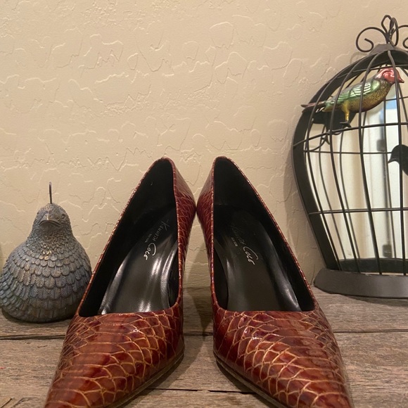 Kenneth Cole alligator print patent leather pumps - Picture 12 of 13
